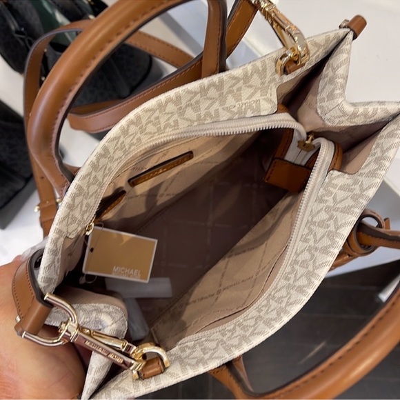 Michael Kors Mirella Small Shopper Top Zip Crossbody Bag Vanilla Logo MK
NWT - Picture 2 of 16
